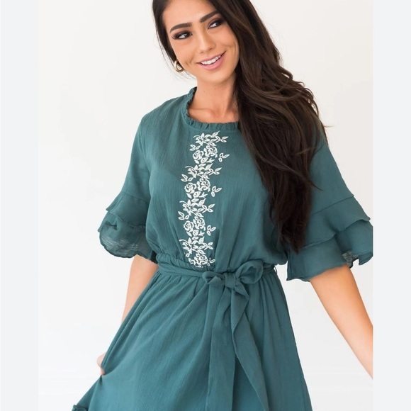 Neesee's Dress Tea N Rose Hilda Embroidered Midi Dress Size M - Picture 2 of 8